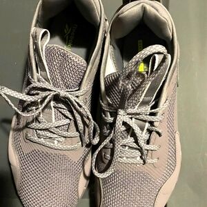 Reebok women's Zig Zag sneakers Size 8.